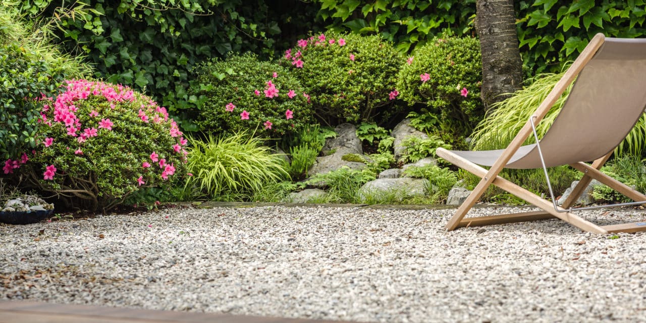 Japanische Azaleen (Azalea japonica, Satsuki) in einem Japanischen Garten von Terza Natura