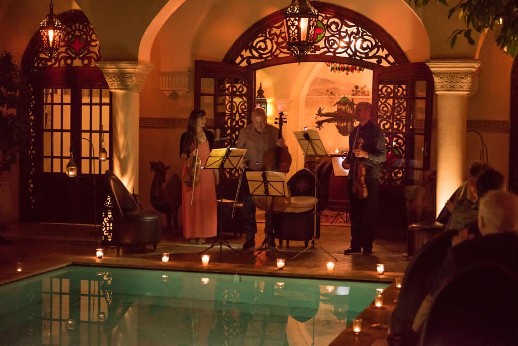Argovia-Konzert im Riad-Innenhof Marrakesch mit Streichern am Pool – Reisebericht Terza Natura